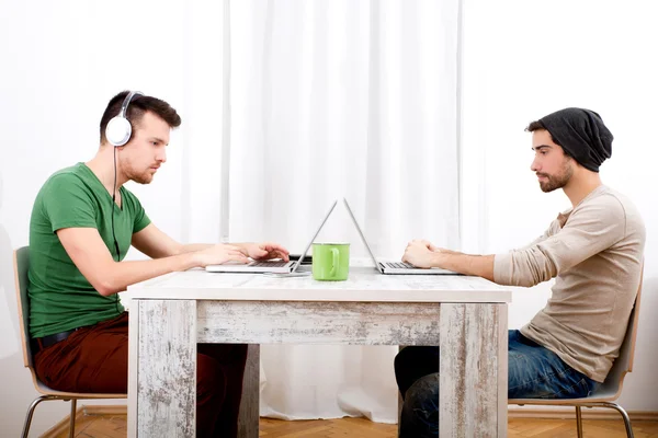 Deux hommes travaillant dans leur bureau à domicile — Photo