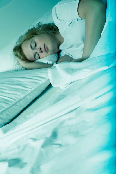 夜にベッドで寝てる若い女性 — ストック写真