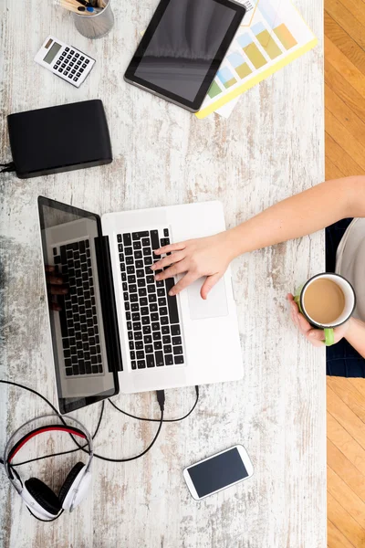 Femme au bureau à la maison — Photo