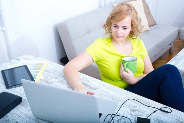 Jovem plus size mulher trabalhando em um computador portátil — Fotografia de Stock