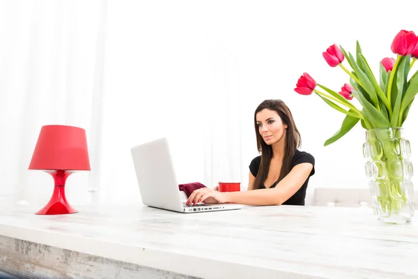 Young beautiful woman using a Laptop at home — Stock Photo, Image