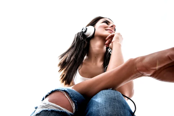 Молодая красивая женщина слушает аудио — стоковое фото