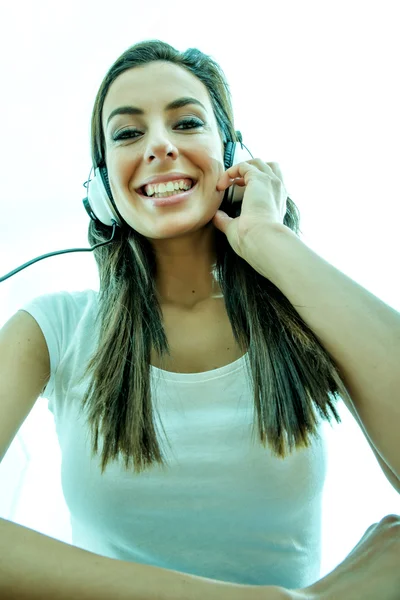 Jovem bela mulher ouvindo áudio — Fotografia de Stock