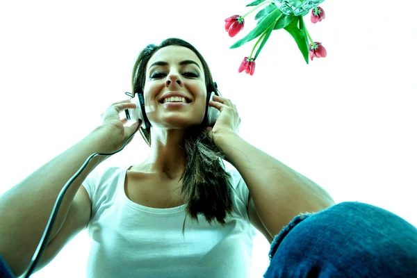Jonge mooie vrouw luisteren naar audio — Stockfoto