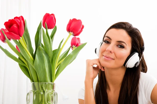 Young beautiful woman listening to music — Stock Photo, Image