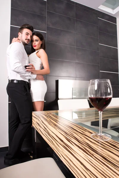 Una pareja romántica en la sala de estar —  Fotos de Stock