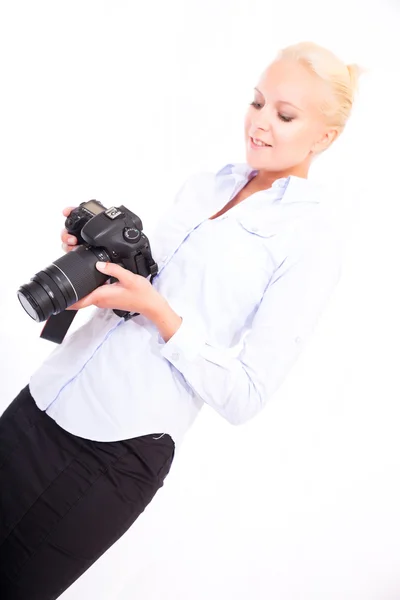 Blond tjej med kamera — Stockfoto