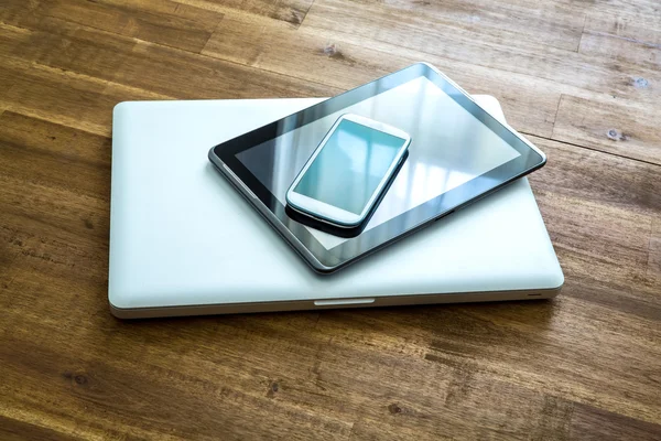Digitale Geräte auf einem hölzernen Schreibtisch — Stockfoto