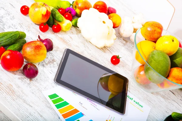 Nutrición saludable y tableta — Foto de Stock