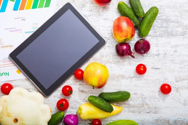 Healthy nutrition and tablet — Stock Photo, Image