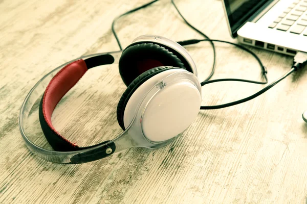 Headphones and a Laptop computer on a Desktop — Stock Photo, Image