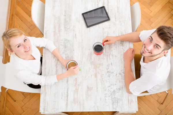 Young couple having a coffee break — Stock Photo, Image