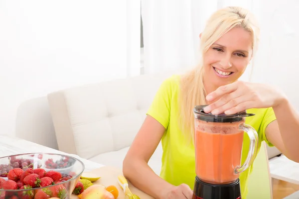 Mujer madura mezclando un batido —  Fotos de Stock