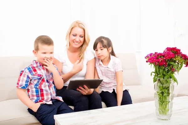 Mother using a Tablet PC — Stock Photo, Image