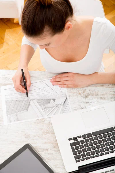 Woman drawing a blueprint — Stock Photo, Image