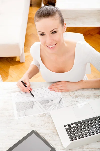 Mujer dibujando un plano —  Fotos de Stock