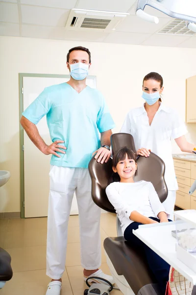 Petite fille chez le dentiste — Photo