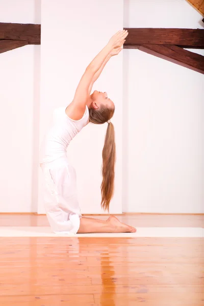 Mujer practicando Yoga en un Estudio —  Fotos de Stock