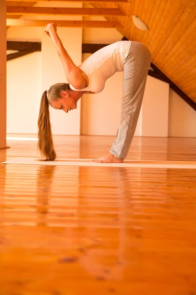 Женщина, практикующая йогу в студии — стоковое фото