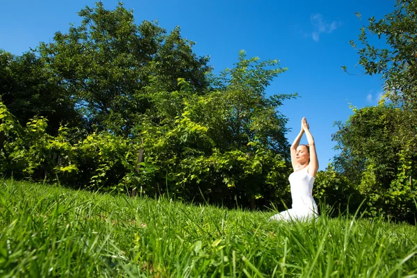 Yoga in het park — Stockfoto