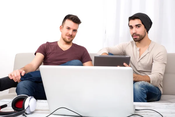 Dois homens jovens usando um tablet pc — Fotografia de Stock