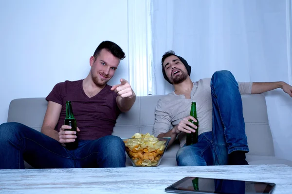 Due amici che guardano la televisione a casa — Foto Stock