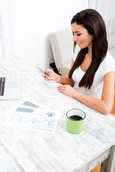 Junge Geschäftsfrau arbeitet von zu Hause aus — Stockfoto