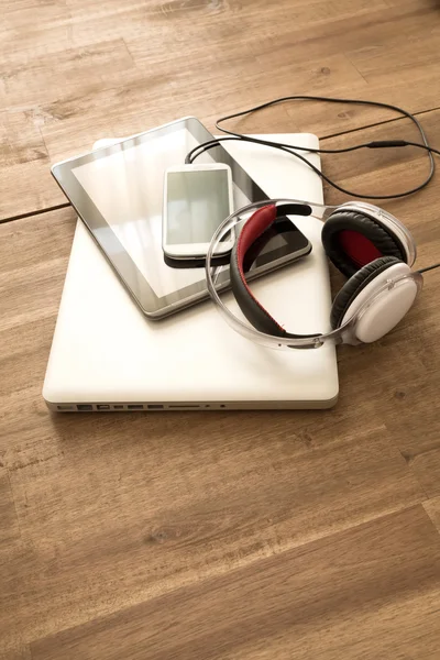 Digital devices and Headphones on a wooden Desktop — Stock Photo, Image