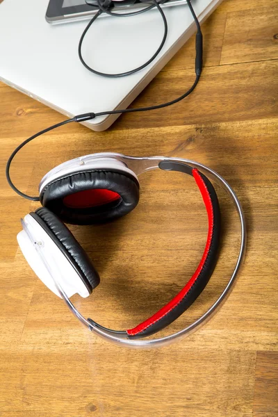 Digital devices and Headphones on a wooden Desktop — Stock Photo, Image