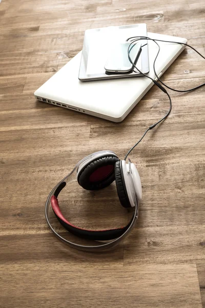 Digital devices and Headphones on a wooden Desktop — Stock Photo, Image