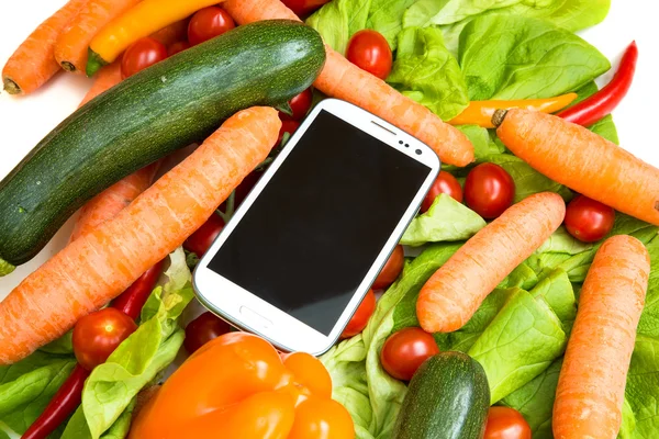 Овочі та смартфон — стокове фото