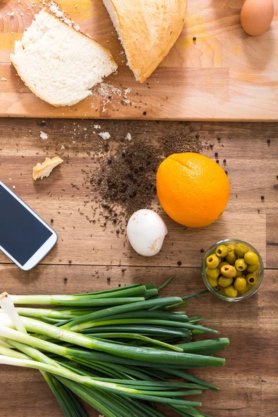 Akıllı Telefonlu Organik Mutfak — Stok fotoğraf