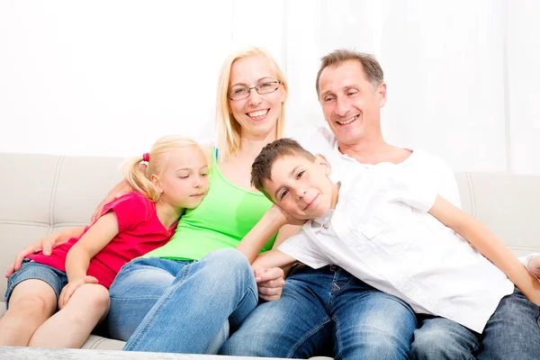 Gelukkige familie op de Bank — Stockfoto