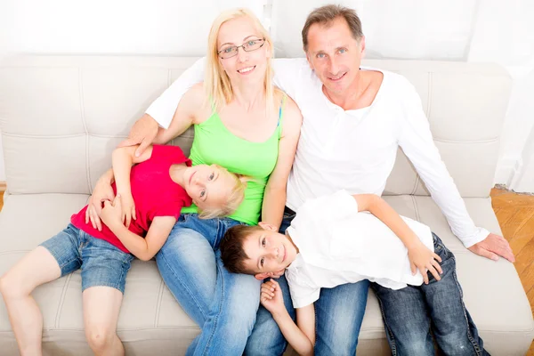 Gelukkige familie op de Bank — Stockfoto