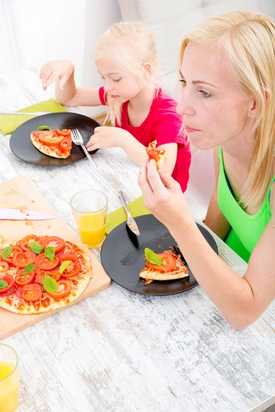 Familie pizza eten — Stockfoto