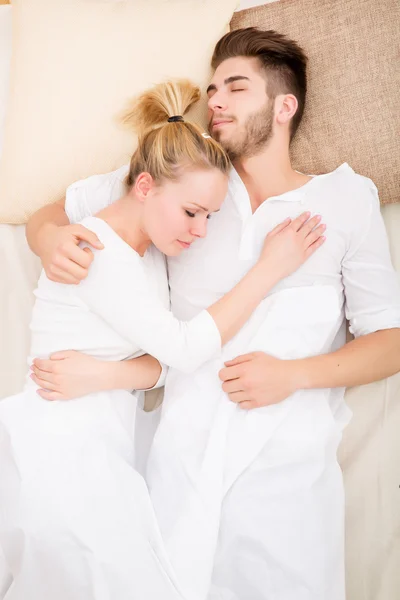 Heureux jeune couple au lit — Photo