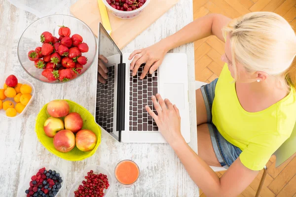 Femme qui recherche des fruits — Photo