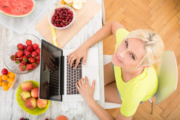 Mulher pesquisando frutas — Fotografia de Stock