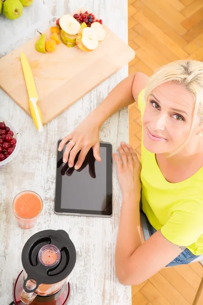 Mujer madura disfrutando de un batido —  Fotos de Stock