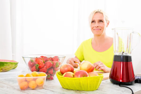 Olgun kadın smoothie hazırlık — Stok fotoğraf