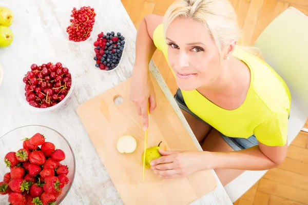 Mulher madura preparando um smoothie — Fotografia de Stock