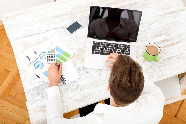 Junger Mann mit Laptop — Stockfoto