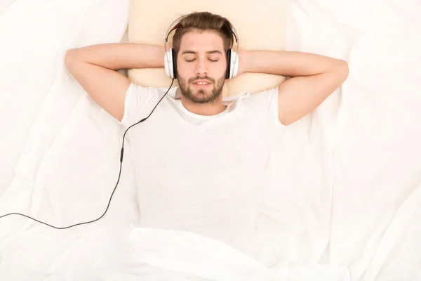 Retrato de jovem com fones de ouvido — Fotografia de Stock