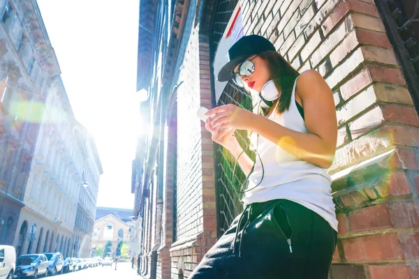 Hip hop gadis dengan headphone dalam lingkungan perkotaan — Stok Foto
