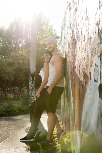 Jovem casal de Hiphop em um ambiente urbano — Fotografia de Stock
