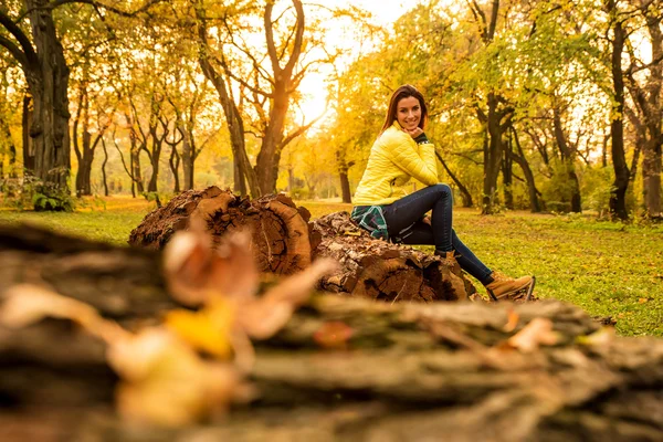 Mulher desfrutando o outono na floresta — Fotografia de Stock