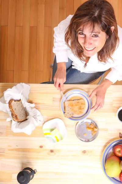 Kahvaltı yapıyor kadın — Stok fotoğraf