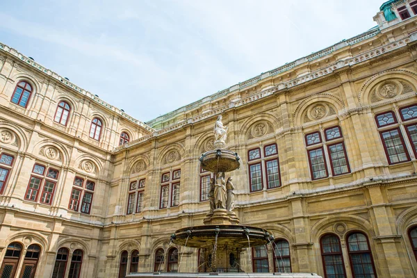 Brunnen an der Oper in Wien — Stockfoto