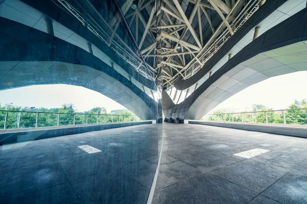 Piattaforma a pavimento e lo sfondo costruzione moderna — Foto Stock