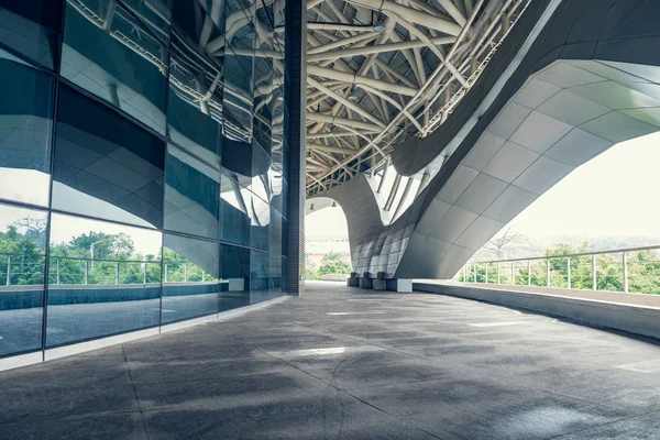 Bodenplattform und der moderne Bauhintergrund — Stockfoto